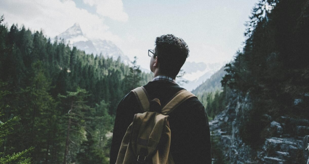joven en una montaña
