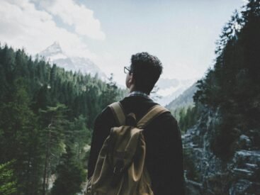 joven en una montaña