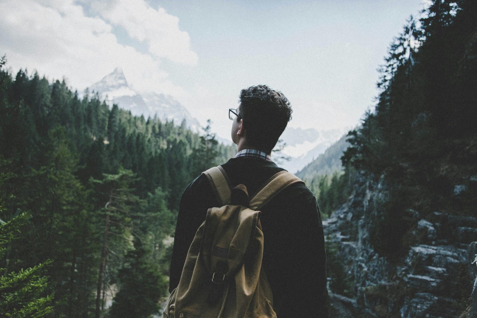 joven en una montaña